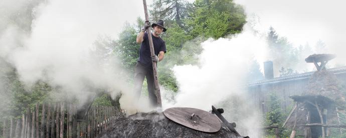 Ambachtelijk houtskool maken in de Harz met local Immo | German.Local.Culture.